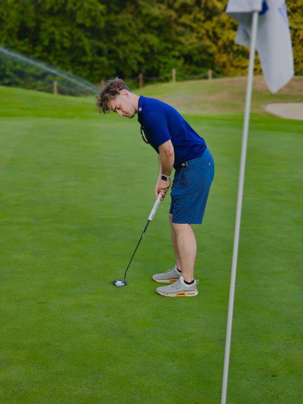 Golf-Mentaltrainer Maximilian Seibel beim Putten auf dem Grün
